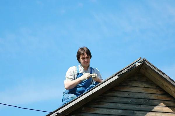 How Roofing Contractors in Las Vegas Prepare Homes for Harsh Weather